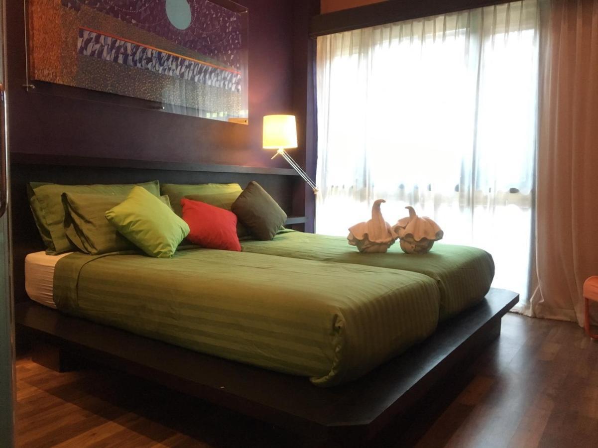 Third Rock Hostel Bangkok Buitenkant foto