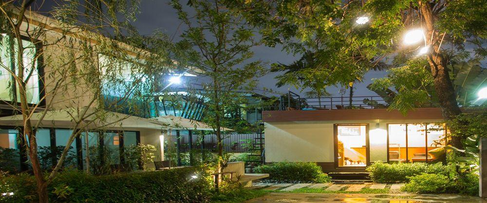 Third Rock Hostel Bangkok Buitenkant foto