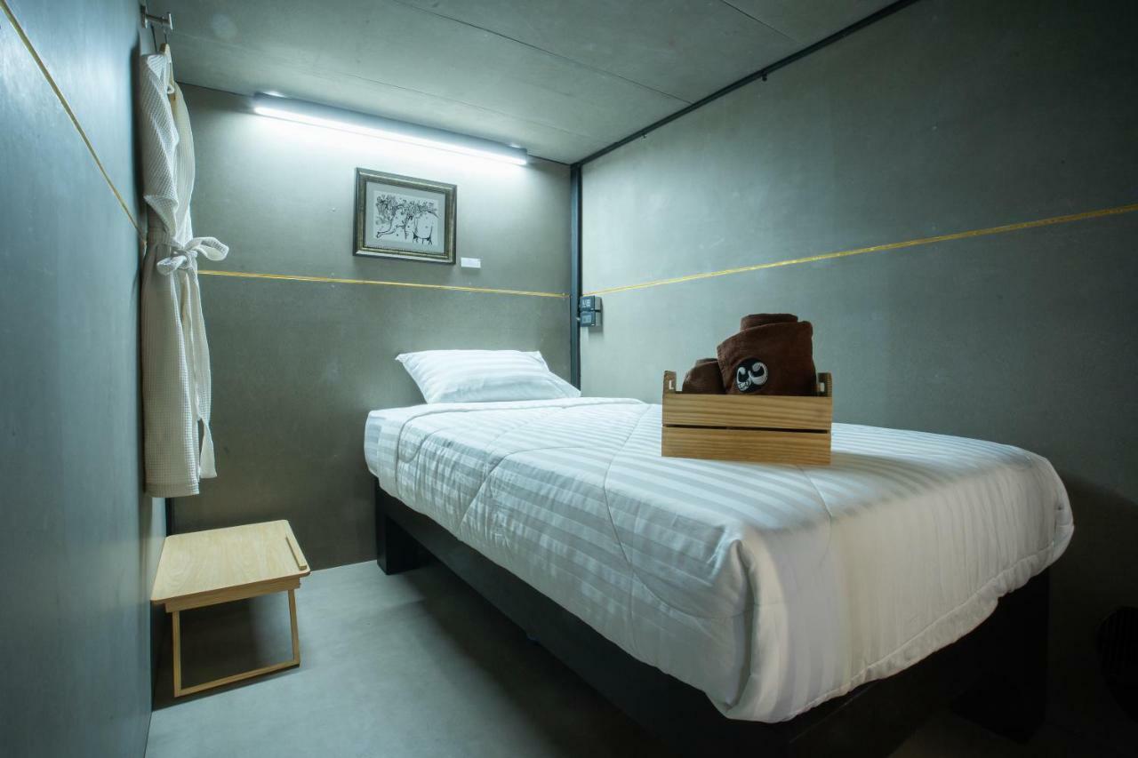 Third Rock Hostel Bangkok Buitenkant foto