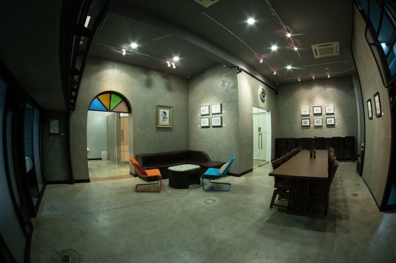 Third Rock Hostel Bangkok Buitenkant foto
