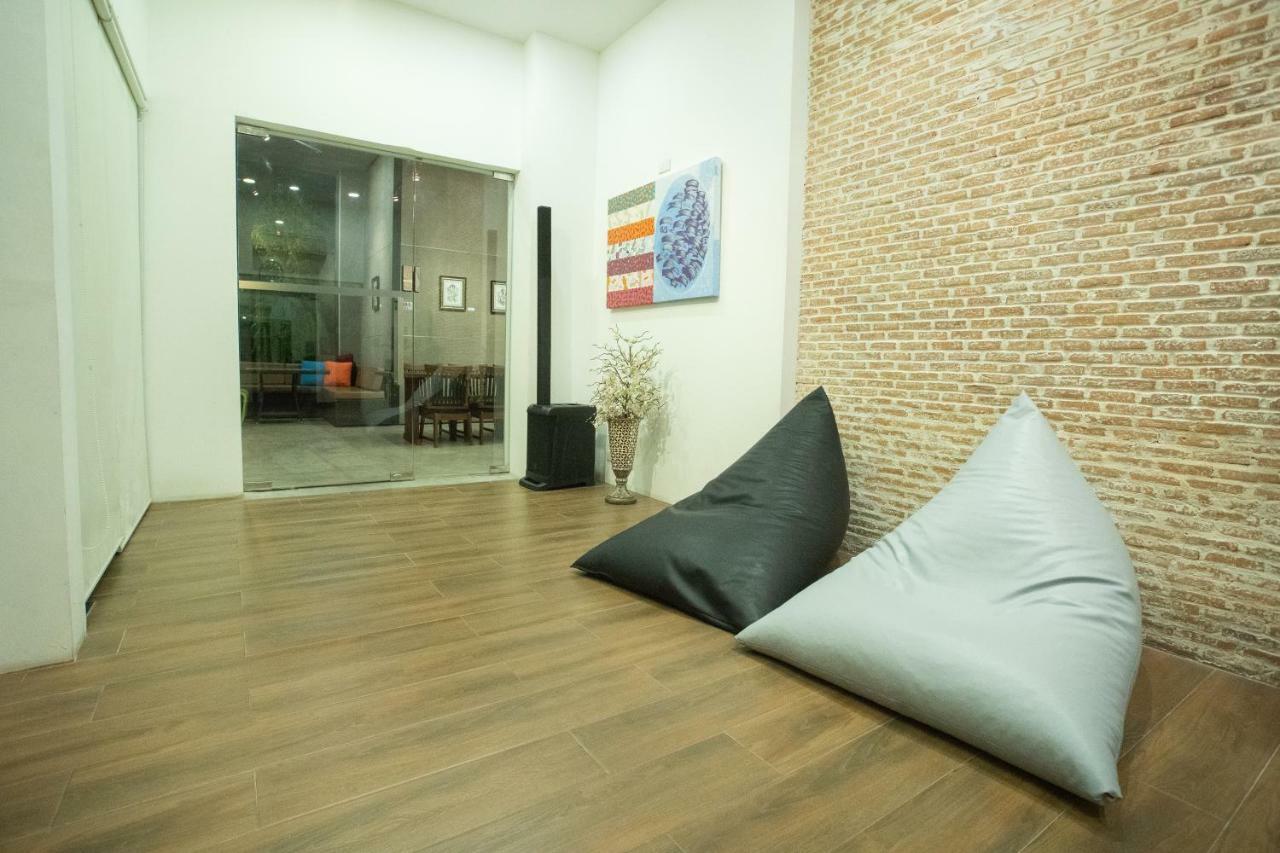 Third Rock Hostel Bangkok Buitenkant foto