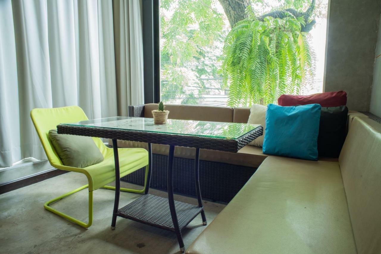 Third Rock Hostel Bangkok Buitenkant foto